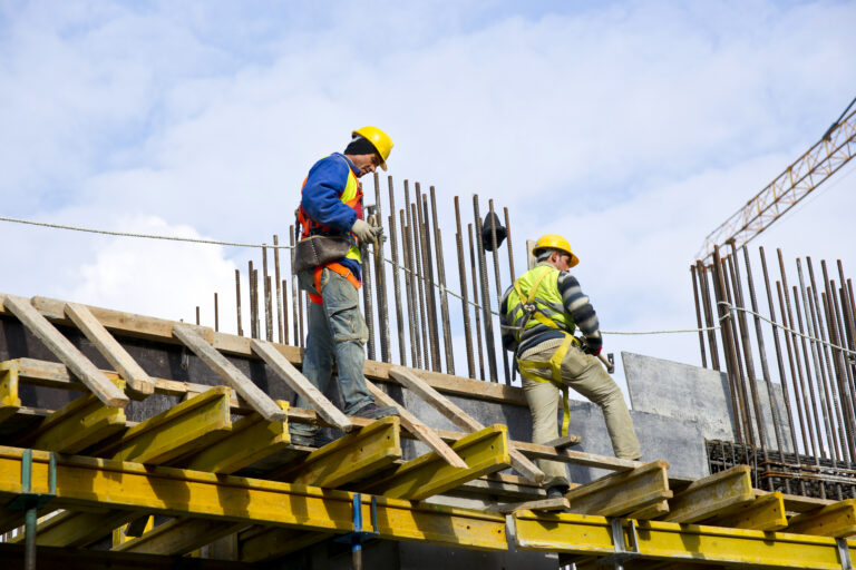 ouvriers du bâtiment qui travaillent