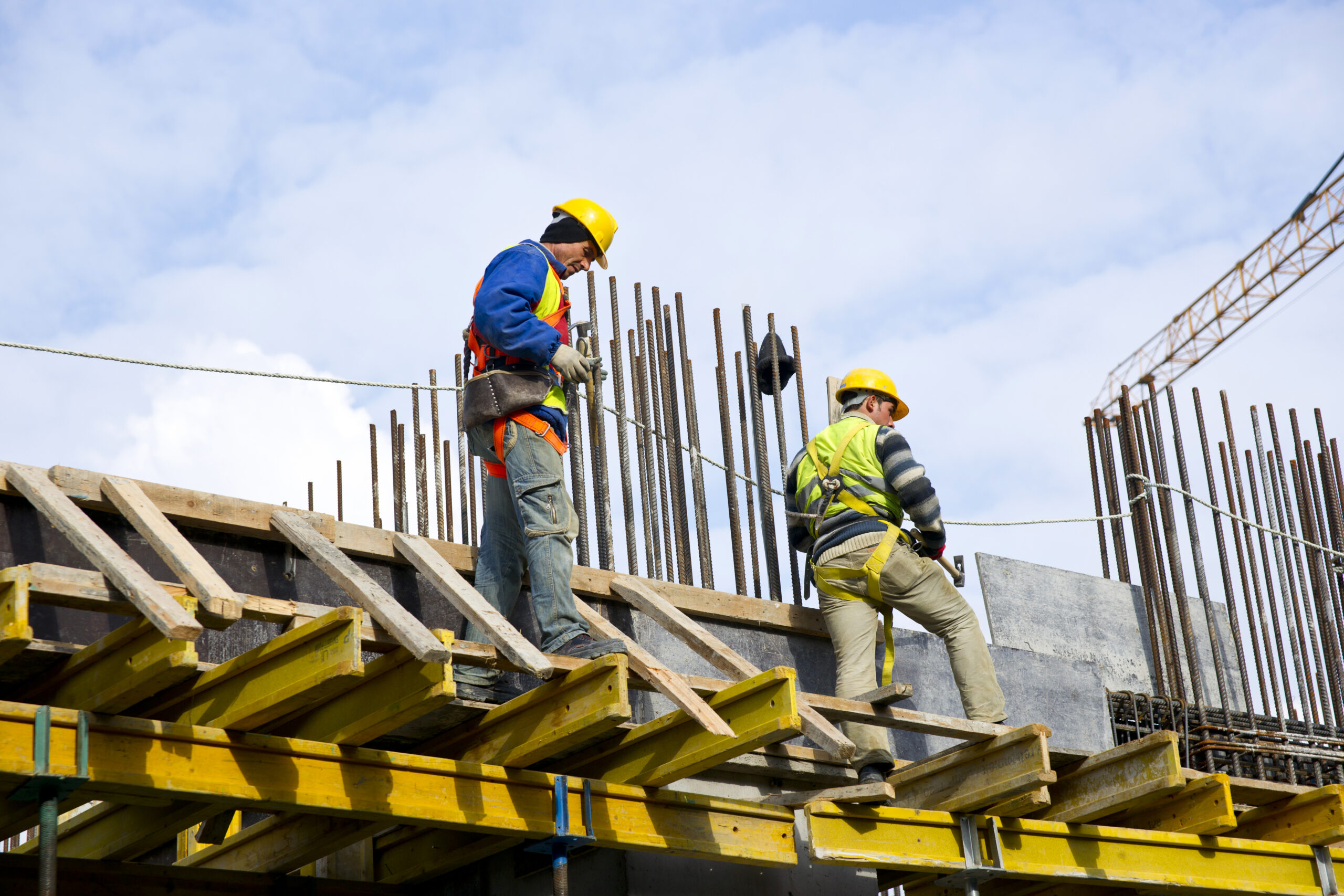ouvriers du bâtiment qui travaillent